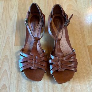 Clarks Artisan Erda Leather T-strap Low Heel Comfort Sandal Brown Size 5.5 EUC
